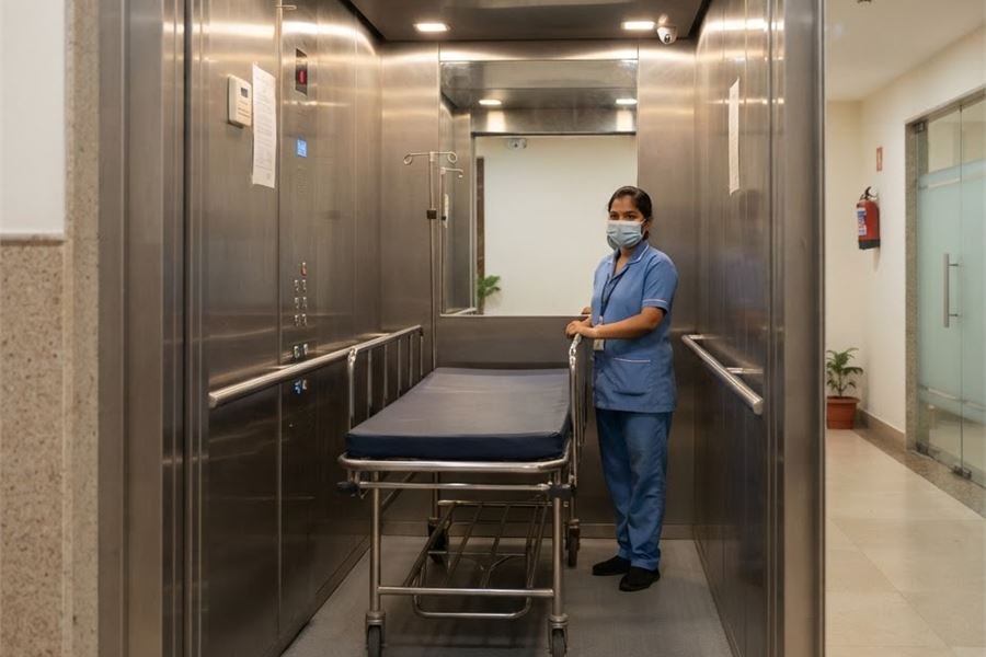 Hospital and stretcher lift cabin